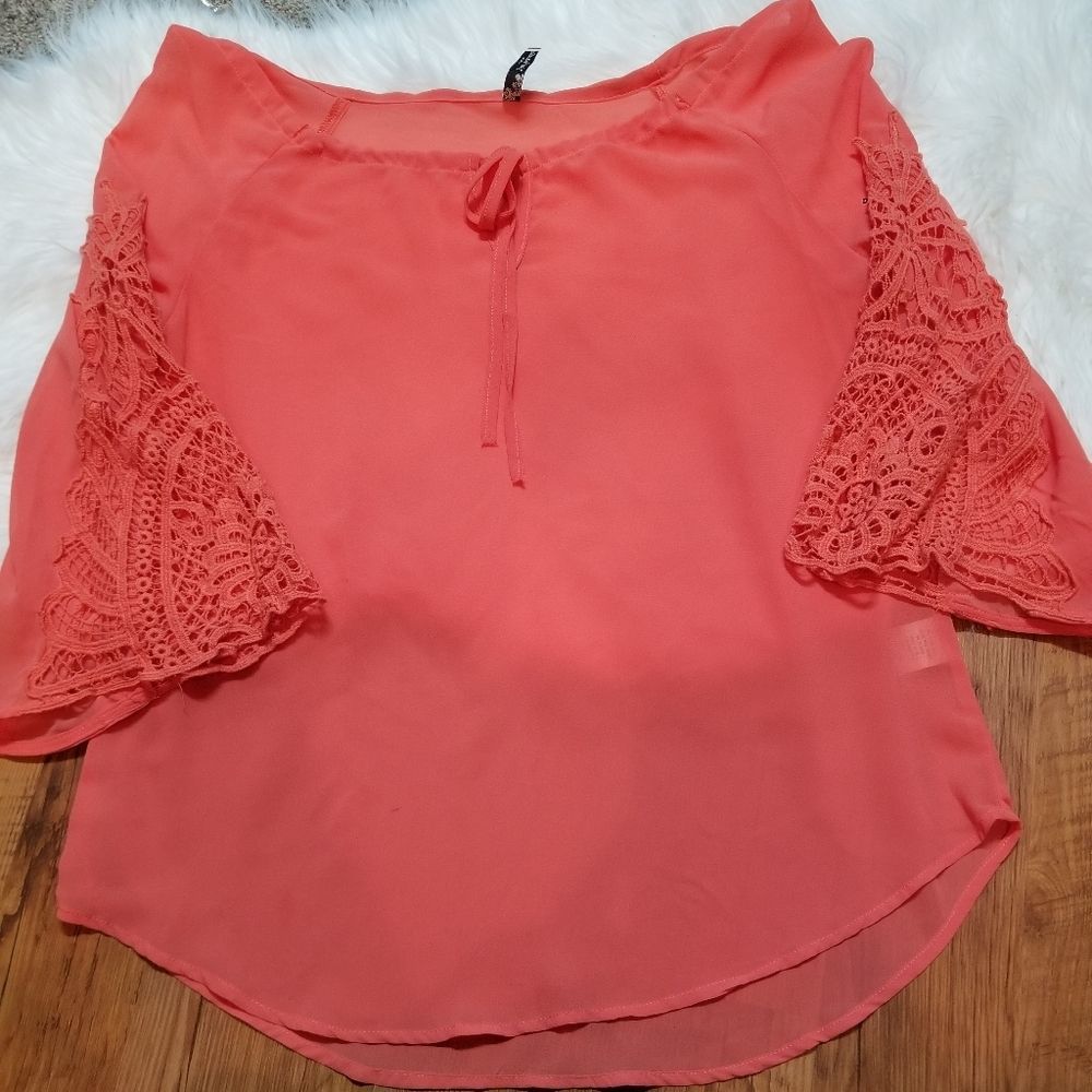 Yohada sheer blouse, lace on sleeves